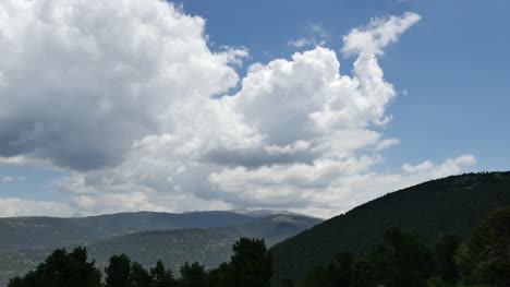 Spanien-Cumuluswolken-In-Den-Präpyrenäen