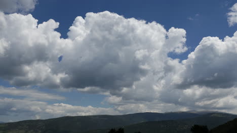 Spanien-Cumulus-Wolken-In-Den-Pyrenäen