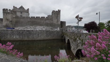 Irland-Cahir-Schloss-Und-Brücke