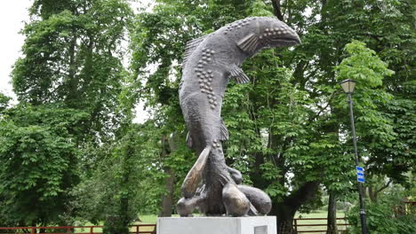 Irland-Cahir-Fischstatue