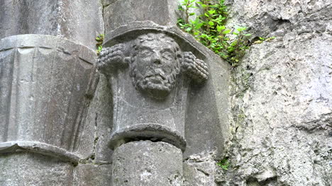 Irland-Corcomroe-Abtei-Geschnitzter-Kopf-über-Säule-Zoom-Up