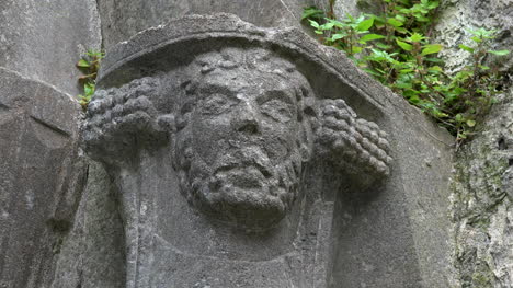 Irland-Corcomroe-Abbey-Geschnitzter-Kopfschmuck