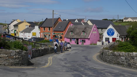 Irland-Grafschaft-Clare-Doolin-Dorf-Wanderer