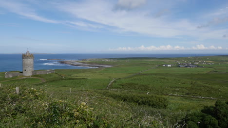 Irland-County-Clare-Doonagore-Castle-Und-Doolin-Town-Beyond