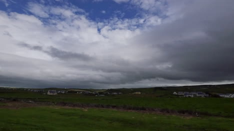 Irland-County-Clare-Dunkle-Wolken-über-Doolin