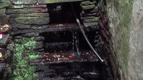 Irland-Grafschaft-Clare-Wasser-Spritzt-Am-Heiligen-Brunnen-Von-St.-Brigids