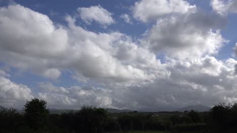 Irland-Grafschaft-Kerry-Wolken-Bewegen-Sich-Schnell-Im-Zeitraffer