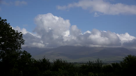 Irlanda-Condado-Kerry-Nubes-Sobre-Montañas-Lapso-De-Tiempo