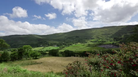 Irland-County-Kerry-Hills-Und-Wolken-Ziehen-Vorbei