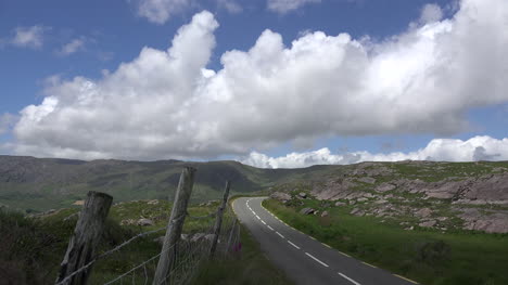 Irland-County-Kerry-Road-Durch-Berge