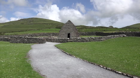Ireland-Dingle-Gallarus-Oratory-Down-Path