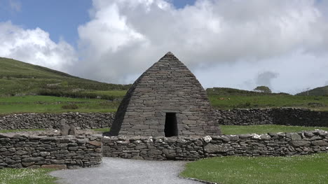 Ireland-Dingle-Gallarus-Oratory-With-Cloud-Zoom-Out