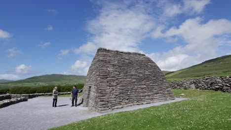 Irland-Dingle-Gallarus-Oratorium-Mit-Zwei-Personen