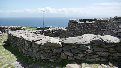 Ireland-Dingle-Peninsula-Stone-Fort-With-Huts