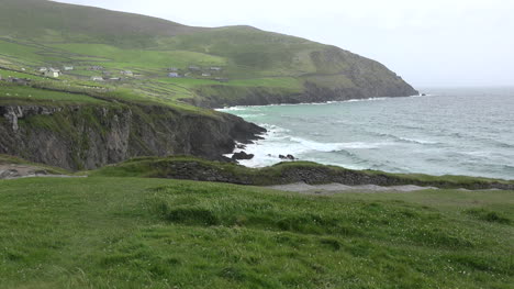 Irland-Dingle-Halbinsel-Wellen-Krachen-An-Der-Küste-Zoom-In