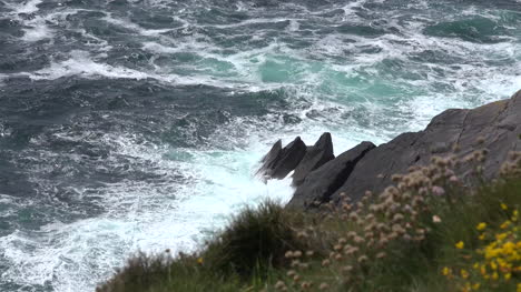 Irlanda-Dingle-Mirando-Hacia-Las-Rocas-Del-Mar