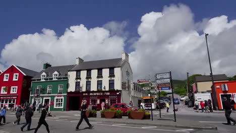 Irland-Dingle-Stadt-Mit-Wolken-Und-Menschen,-Die-Die-Straße-überqueren