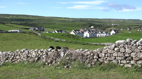 Irland-Doolin-Ansicht-Mit-Steinmauer