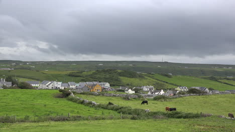 Irland-Doolin-Village-Unter-Dunklen-Wolken