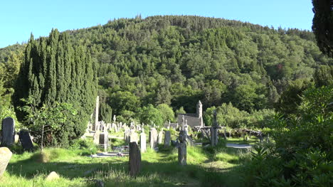Irlanda-Glendalough-St-Kevins-Iglesia-Y-Montaña-Acercar