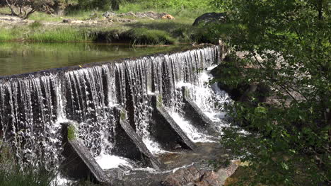 Irland-Glendalough-Damm-Mit-Fließendem-Wasser