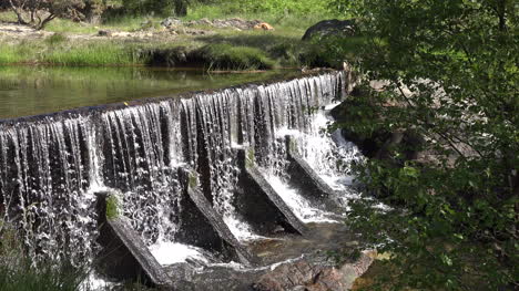 Presa-De-Glendalough-De-Irlanda-Con-Agua-Corriente