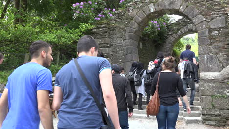 Irland-Glendalough-Gate-Mit-Menschenmenge,-Die-Durchgeht