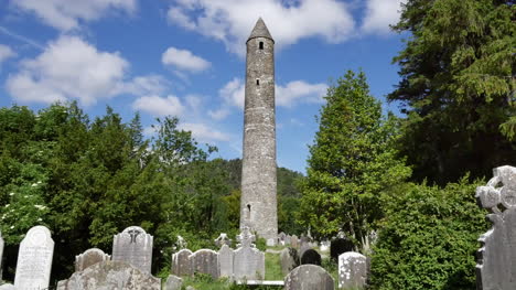 Irland-Glendalough-Rundturm-Im-Keltischen-Kloster-Mit-Gräbern