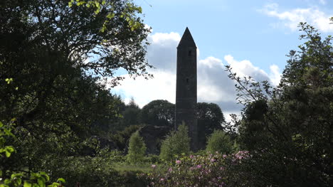 Irland-Glendalough-Rundturm-Mit-Wolken