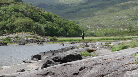 Irlanda-Parque-Nacional-De-Killarney-Hombre-De-Pie-Por-Lough-Leane-Acercar