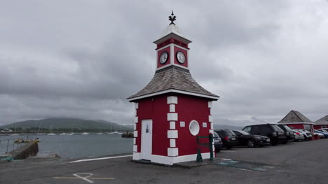 Irlanda-Portmagee-Frente-Al-Mar-Torre-Del-Reloj-Rojo