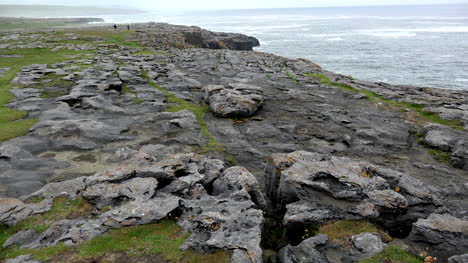 Irland-Der-Burren-Kalkstein-Am-Ufer