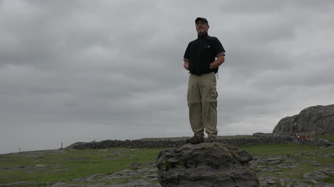 Irland,-Der-Burren-Mann,-Der-Auf-Einer-Klippe-Steht