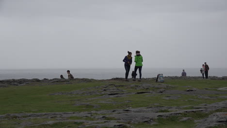 Irland-Die-Burren-Touristen,-Die-Entlang-Gehen