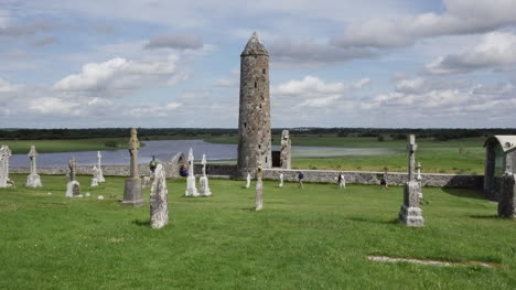 Irland-Clonmacnoise-Mccarthys-Tower-Am-Fluss-Shannon