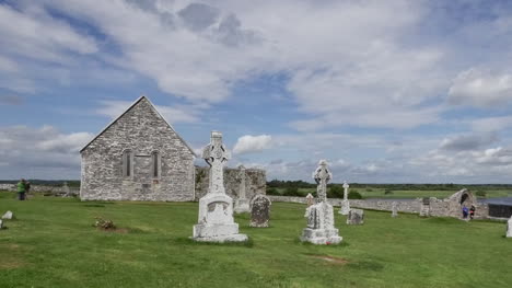 Irland-Clonmacnoise-Temple-Connor-Und-Mccarthys-Tower-Pancar