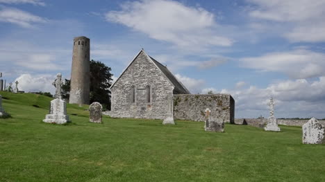 Irland-Clonmacnoise-Tempel-Connor-Und-O-Rourkes-Runder-Turm-Zoom