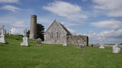 Irland-Clonmacnoise-Tempel-Connor-Und-O-Rourkes-Runder-Turm