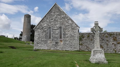 Irlanda-Clonmacnoise-Nubes-Deriva-Sobre-El-Templo-Connor