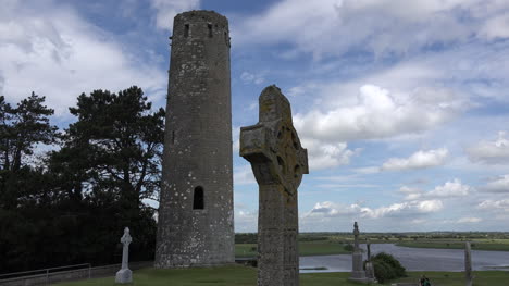 Irland-Clonmacnoise-Rundturm-Und-Hochkreuz-Im-Schatten