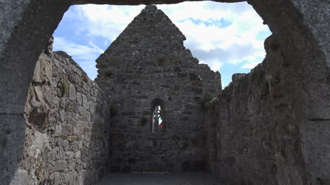Irlanda-Clonmacnoise-Arruinado-Interior-De-La-Iglesia
