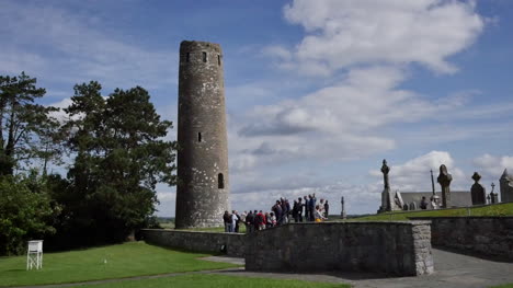 Irlanda-Clonmacnoise-Turistas-En-La-Torre-O-Rourkes