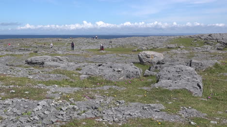 Irland-County-Clare-Burren-Breite-Küstenansicht-Mit-Menschen-Pan