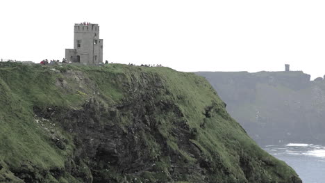 Irland-Grafschaft-Clare-Klippen-Von-Moher-Tower-Stehend-Auf-Klippen