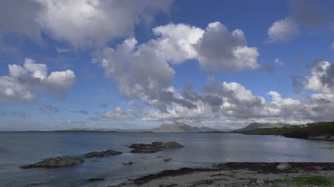 Condado-de-Irlanda-Galway-Vista-costera-Marea-alta-y-nubes