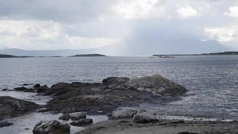 Irland-County-Galway-Felsen-Mit-Steigendem-Wasser-Bei-Mittlerer-Flut