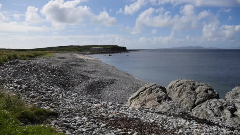 Irland-County-Galway-Blick-Auf-Kiesstrand-Und-Landzunge