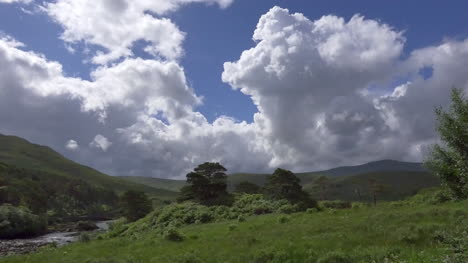 Irland-County-Mayo-Wolken-über-Grasbewachsenen-Hügeln