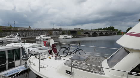 Irland-County-Offaly-Boote-Vertäut-Im-Fluss-Shannon