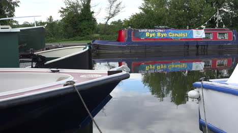 Irland-County-Offaly-Schild-Auf-Kanalboot